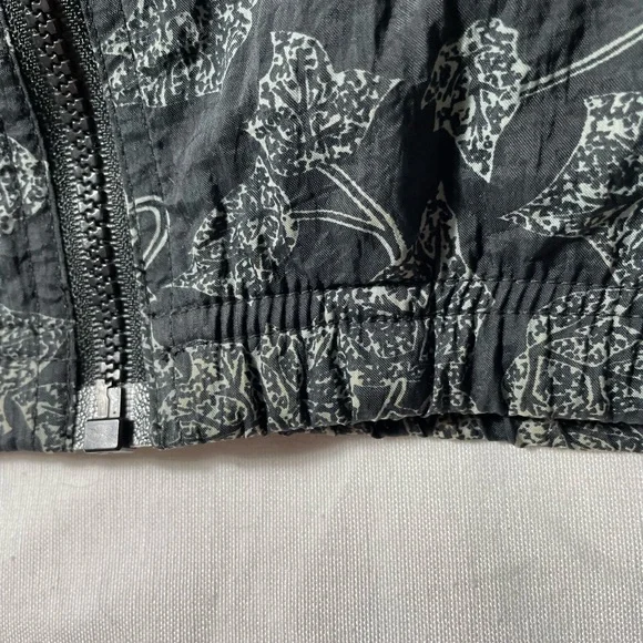 Vintage 90s Reebok Windbreaker jacket Floral leaves Size S Unisex Black Retro - Picture 7 of 7